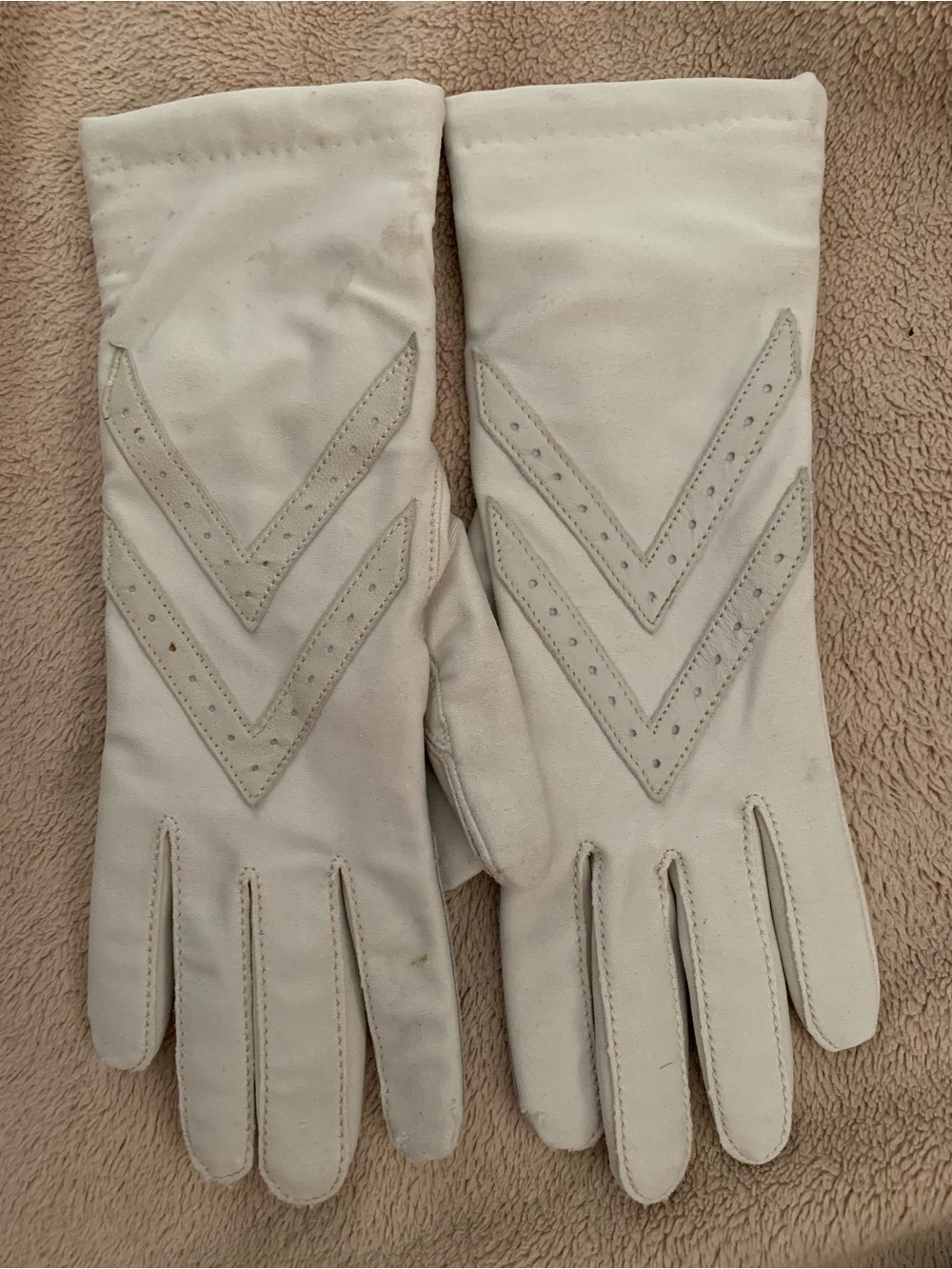 Women's Cream Gloves with Chevron Stitch Detail